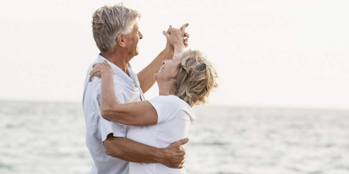 Pareja mayor disfrutando de la vida