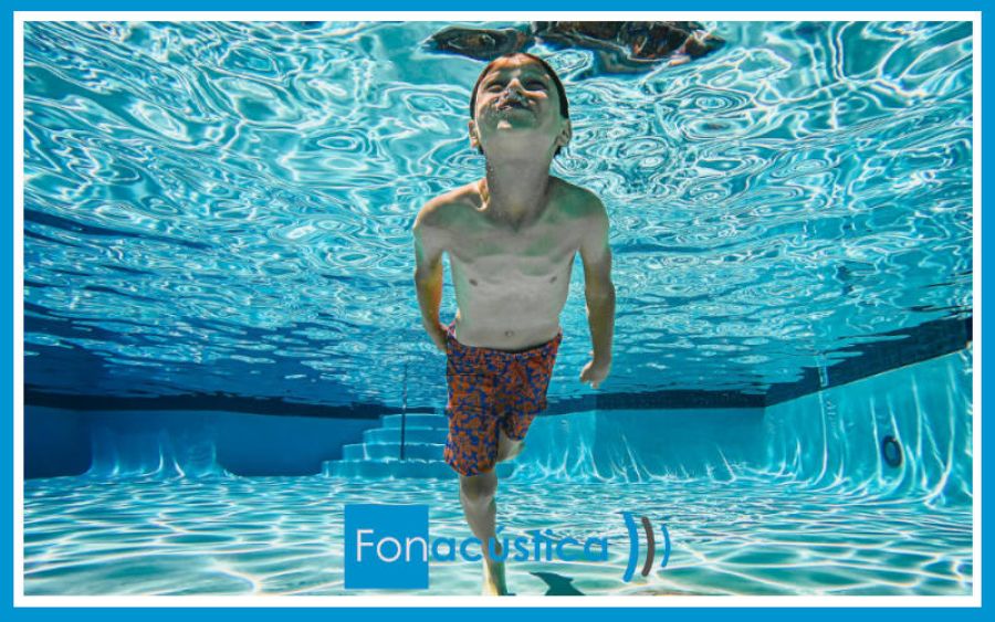 Niño en la piscina