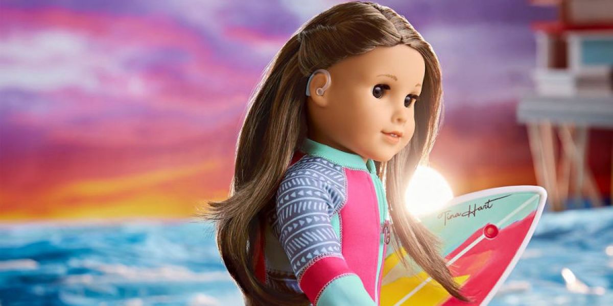 Muñeca con pérdida auditiva y audífono